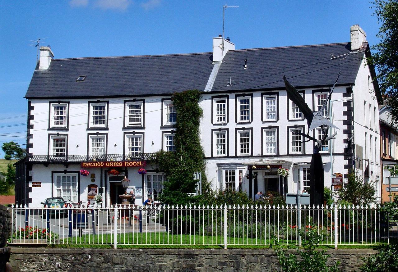 Neuadd Arms Hotel لانْوُرتيد ويلز المظهر الخارجي الصورة