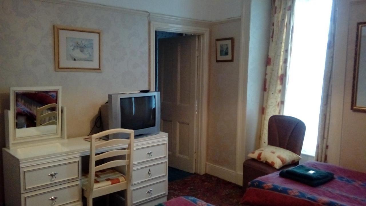 Neuadd Arms Hotel لانْوُرتيد ويلز المظهر الخارجي الصورة